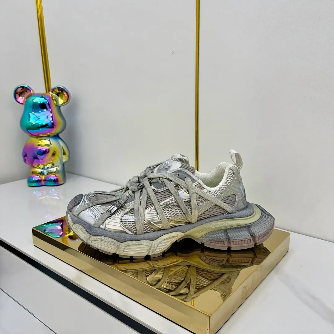 👟👟Ex-factory price 820👟👟 Balenciaga Balenciaga's latest popular 9th generation 3XL Sneaker Spider-Man series, couple's dad shoes, original purchase, development and production. Balenciaga 3XL Sneaker's overall shoe shape draws on the creative ideas of Balenciaga Track and Balenciaga Runner. It is equivalent to removing the outer frame of the Track shoe body while inheriting the streamlined shape and shape of the Runner. Track flat toe, new color matching, the entire shoe body is integrated into the spider binding shoelace design decoration, the exaggerated shape is more prominent. Fabric: original customized imported technical fabric + mesh inner lining: original customized breathable mesh lining. Outsole: original molded 5-layer ultra-light MD combination rubber sole. Bottom thickness: 5CM. Size: 35-45. Original packaging.